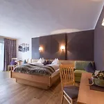 Landhaus Zillertal Hotel Fuegen